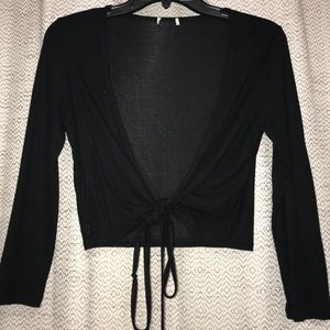 Black vneck crop top